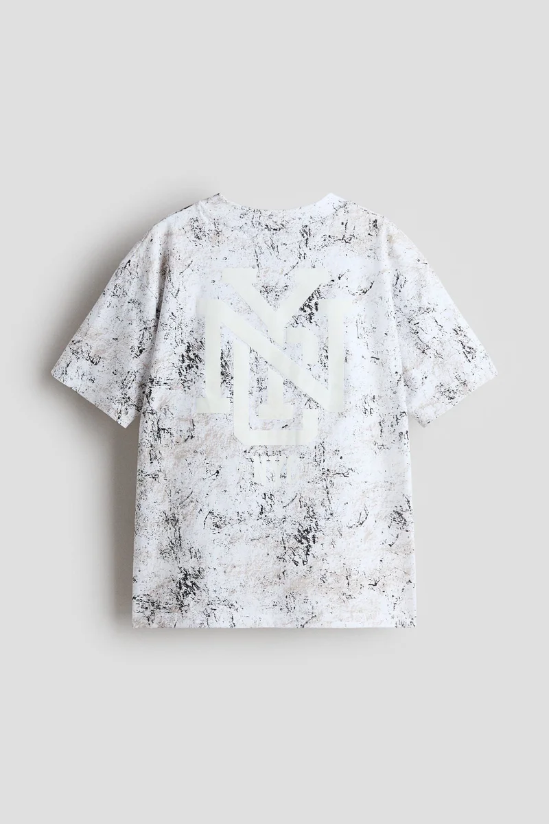 اتش اند ام تي-شيرت بطبعة وقصة واسعة